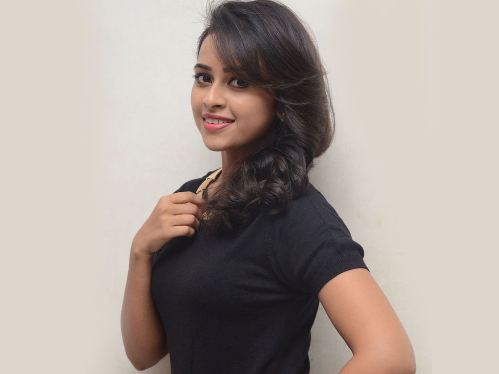 Sri Divya HQ Wallpapers | Sri Divya Wallpapers - 33108 - Oneindia Wallpapers