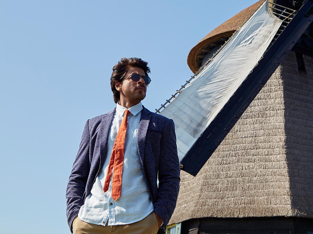 sachin and babi light blue dress Happy Birthday Shah Rukh Khan: Mr Khan Slays Friday Dressing Like A Star,  Check Out His Cool And Casual Looks HERE