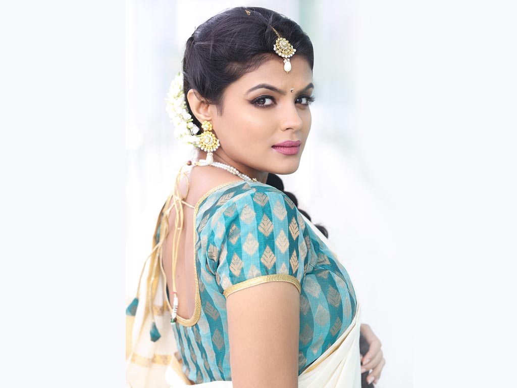 Tejashree HQ Wallpapers | Tejashree Wallpapers - 44757 - Oneindia ...