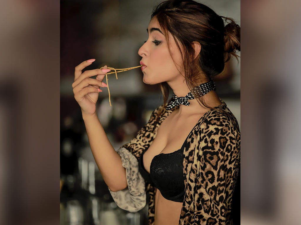 Karishma Sharma HQ Wallpapers | Karishma Sharma Wallpapers - 56084 - Oneindia Wallpapers